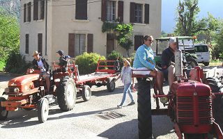 Y22_004822_Deambulation tracteurs anciens halte aux Angelas Fete du Plan d'Eau 30 07 2022 (5).jpg